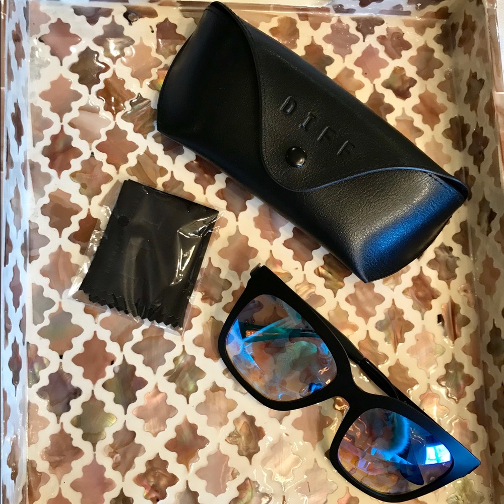 DIFF Sunnies  Lauren Akins Blue/Black💙🖤
